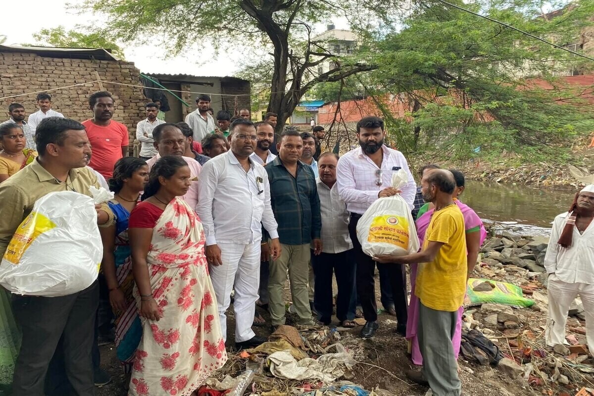 Distribution of essential household goods to flood-affected families in Sinnar in 2022